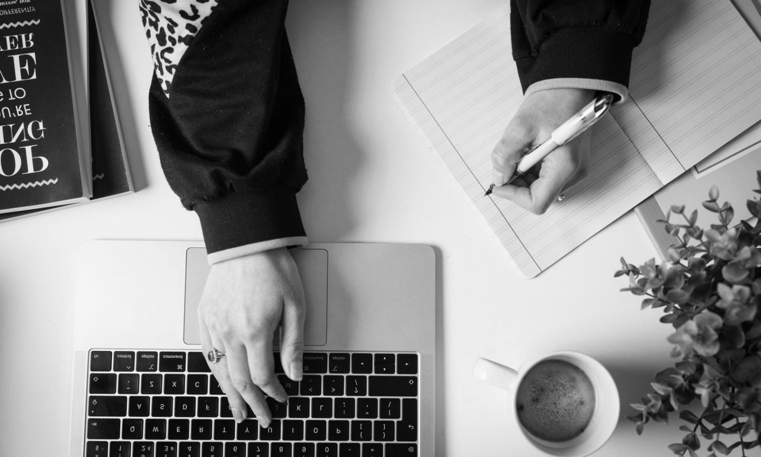 Budgetplanung mit verschiedenen Finanztools und Dokumenten