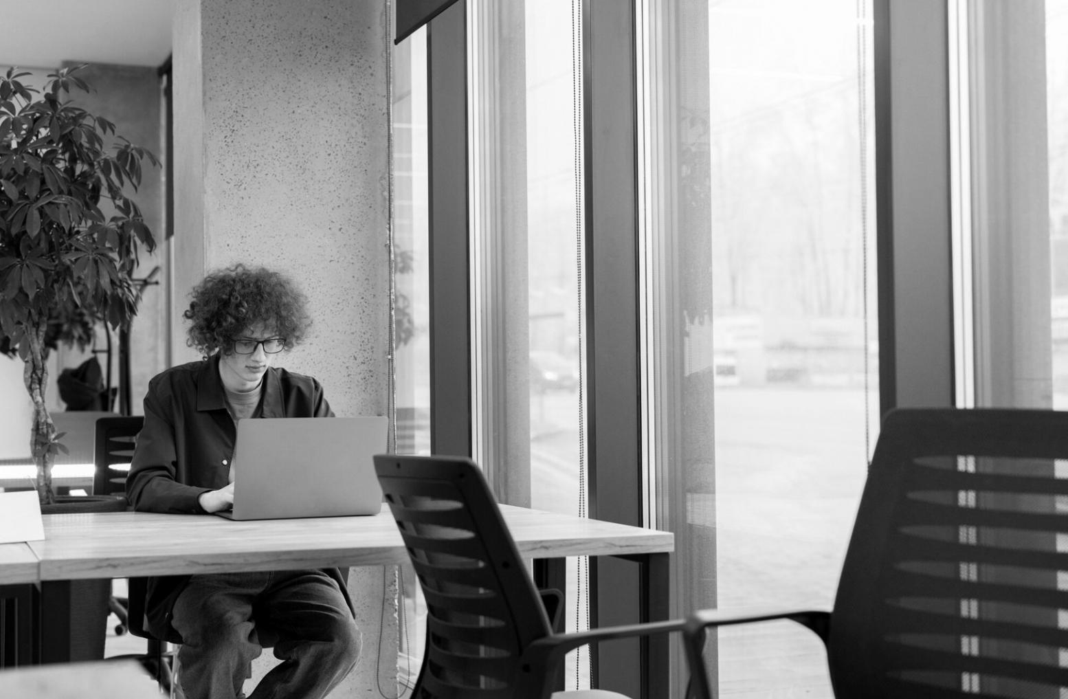 Menschen bei der Finanzplanung mit Kalendern und Dokumenten