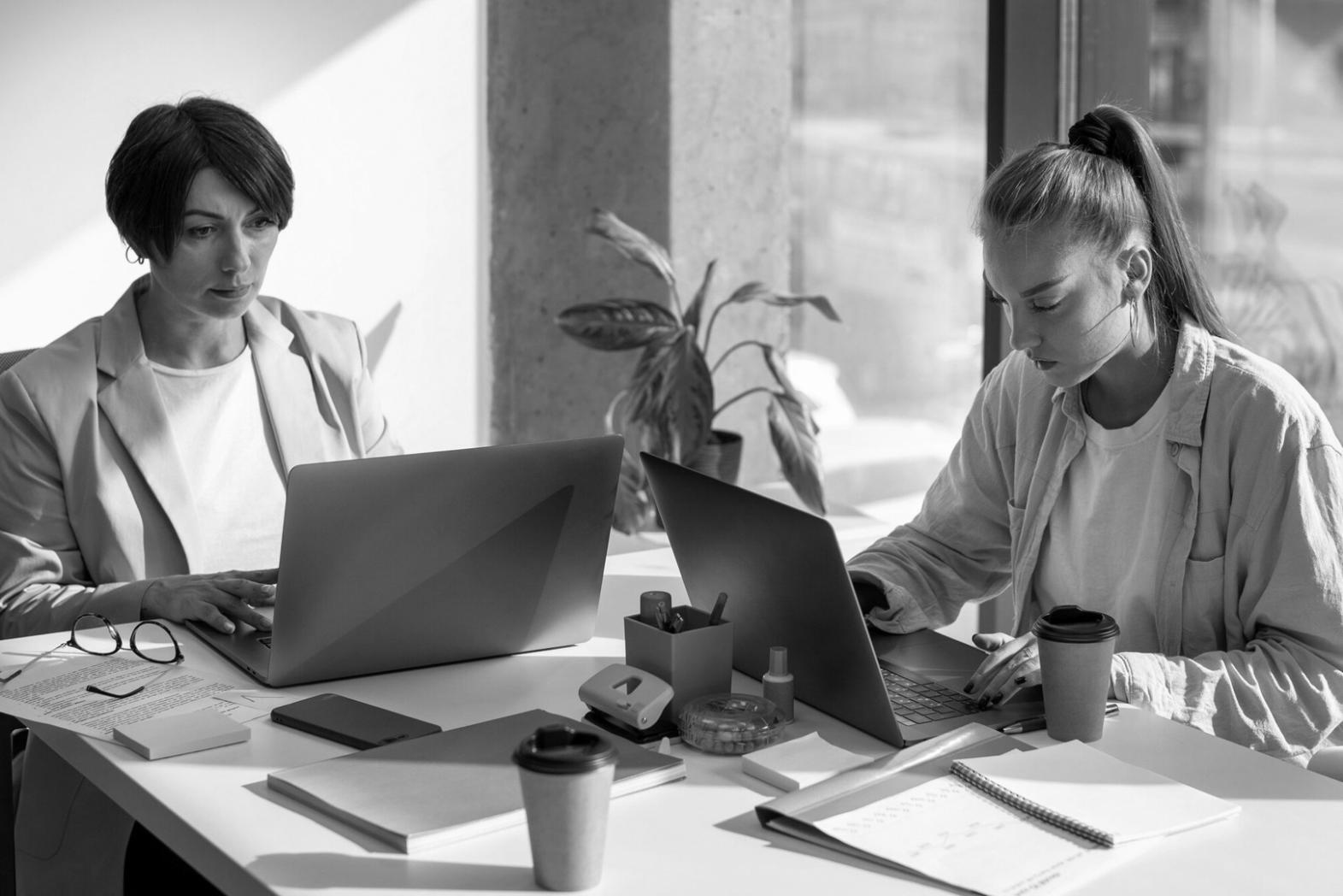 Finanzexperten bei der Beratung mit Budgetunterlagen